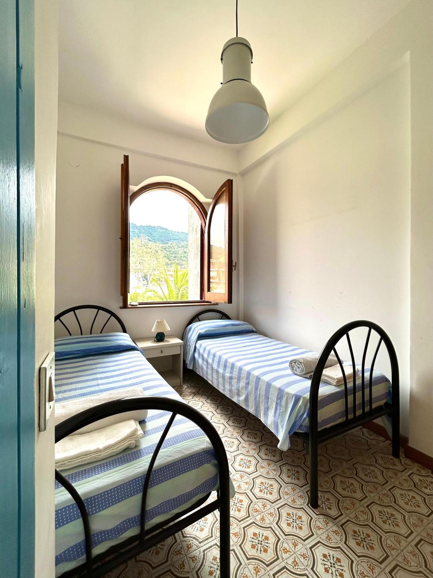 Vista Mare Su Tre Piani Con Giardino Villa Falerna Bagian luar foto